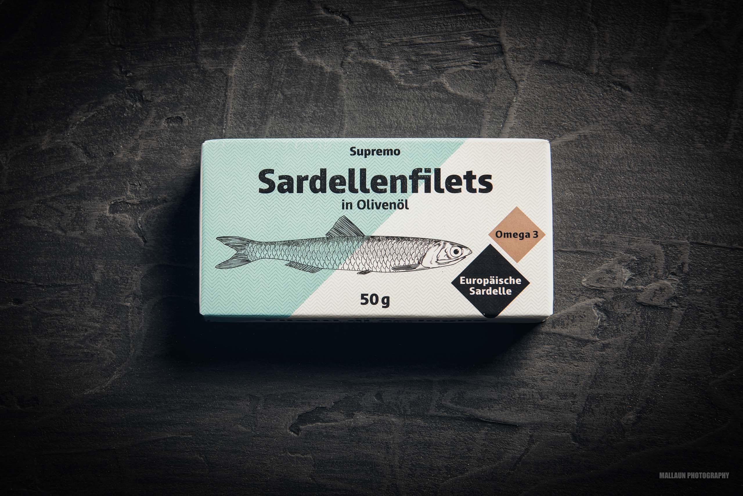 Sardellen-Filet auf Teller - Dark Food Photography