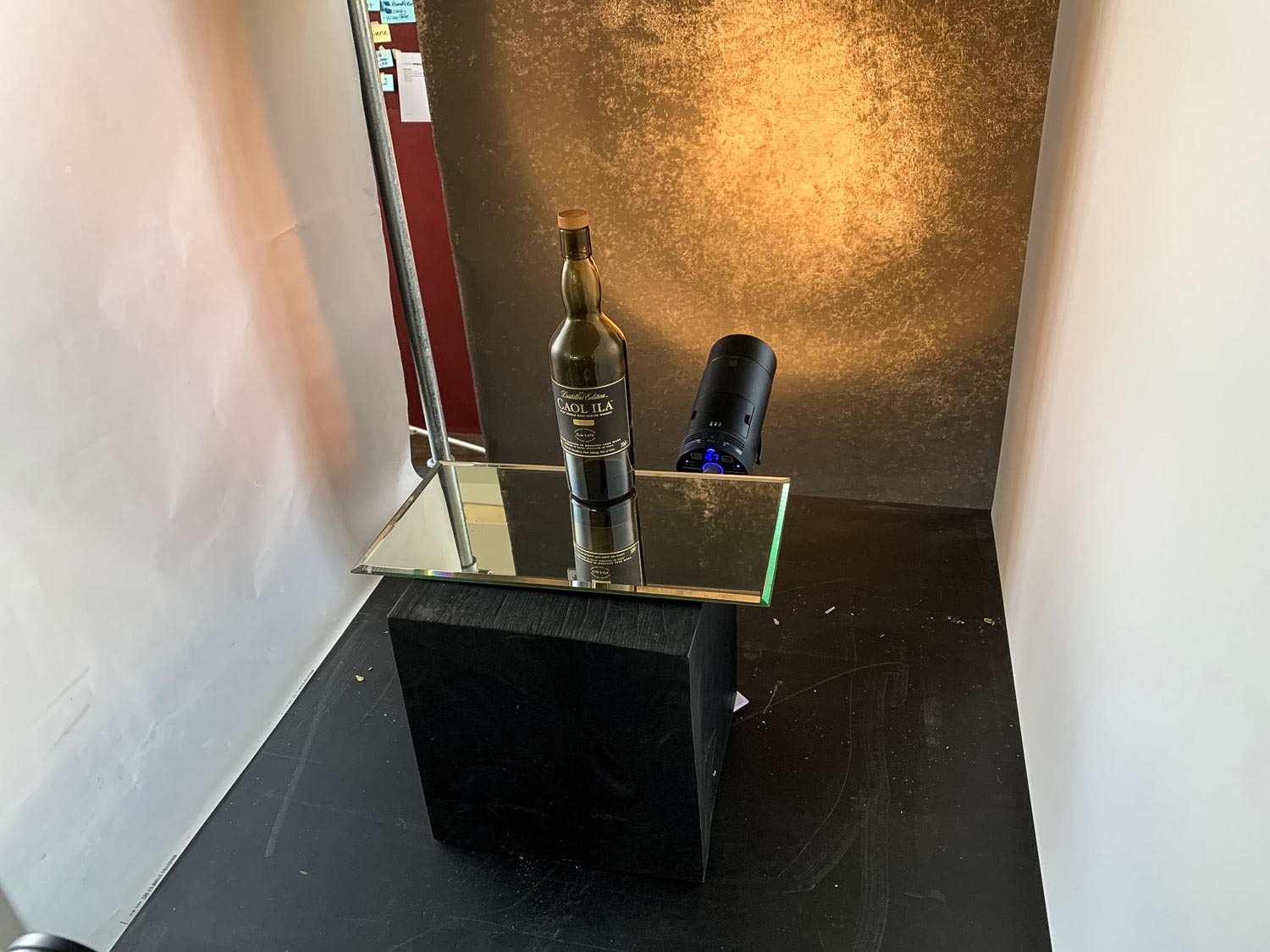 Whiskeyflasche in der Studiofotografie, mit Studioblitz und hand painted Canvas from KABOO Backdrops
