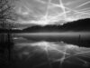 Türlersee in schwarz-weiss, mit Kondensstreifen, fotografiert mit der Fuji GFX ©Mallaun Photography