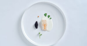 Sternekoch-Essen auf weissem Teller mit Dorsch und Kaviar, fotografiert mit der Fuji GF100S